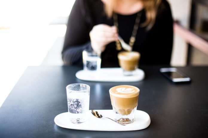 Netzwerken bei Kaffee und Brötchen: Städtische Wirtschaftsförderung lädt zum Ausbildungs-Frühstück ein