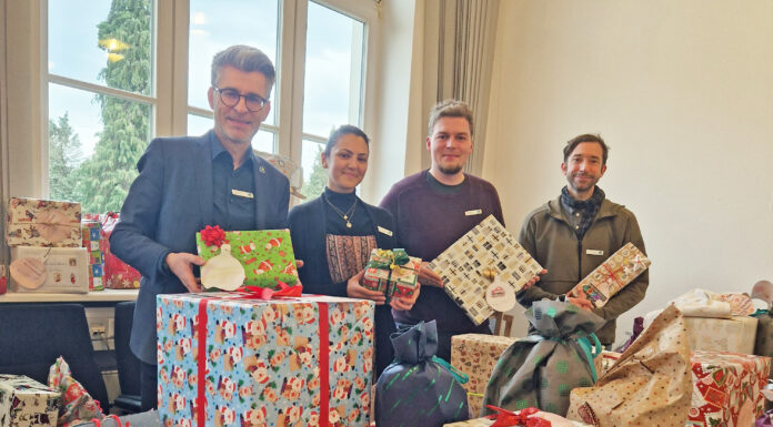 Ein Berg an Geschenken: Bürgermeister Alexander Masthoff, (von links), Auszubildende Nigar Günes, Michael von Dewitz und Martin Lange von der Wirtschaftsförderung freuen sich über die Hilfsbereitschaft der Seelzerinnen und Seelzer.