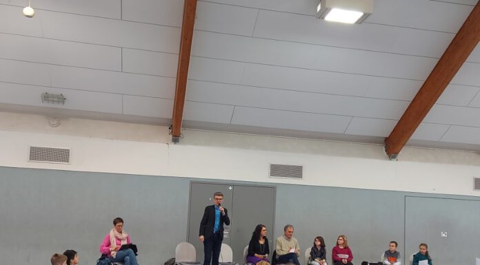 Bürgermeister Masthoff (von links) beantwortet unter der Leitung von Schulleiterin Schlinke und Schulsozialarbeiter Bulut die zahlreichen Fragen von Emilia-Marie, Lea, Collin und Carlotta. Foto: Muriel Vollmer, Stadt Seelze