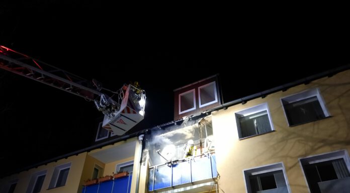 Einsatz der Drehleiter beim Balkonbrand am 01.01. Foto: Ortsfeuerwehr Seelze