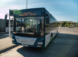symbolisches Foto eines regiobus-Bus' an einer Haltestelle