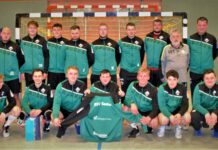 Zum ersten Mannschaftsfoto der Handballer der 1. Herren des RSV Seelze laden die Spieler um Trainer Frank Schünke (obere Reihe, zweiter von rechts) auch den neuen Sponsor Gerold Papsch (rechts oben) ein. Foto: RSV Seelze