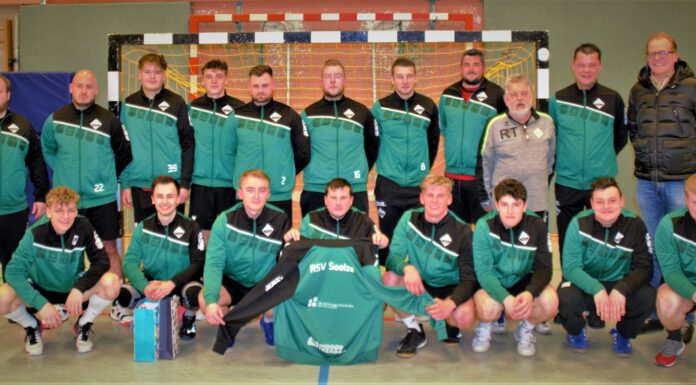 Zum ersten Mannschaftsfoto der Handballer der 1. Herren des RSV Seelze laden die Spieler um Trainer Frank Schünke (obere Reihe, zweiter von rechts) auch den neuen Sponsor Gerold Papsch (rechts oben) ein. Foto: RSV Seelze