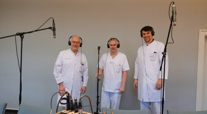 Spezialisten für medizinische Notfälle aus dem KRH Klinikum Mitte: (v. l.) Kardiologe Prof. Dr. Andreas Franke, Unfallchirurg PD Dr. Marc Schult und Neurologe Dr. Gabriel Welte. Foto: KRH