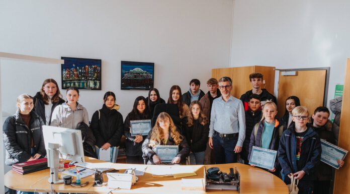 Bürgermeister Alexander Masthoff begrüßte die Schülerinnen und Schüler in seinem Büro.