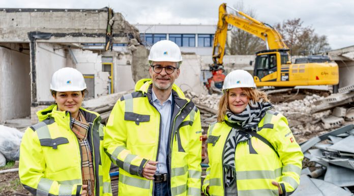 Die Bauverantwortliche Duygu Akgün-Simsek, Bürgermeister Alexander Masthoff und Abteilungsleiterin Claudia Kahlert sind beim Abriss dabei und gespannt auf das neue Gebäude. Quelle: Stadt Seelze