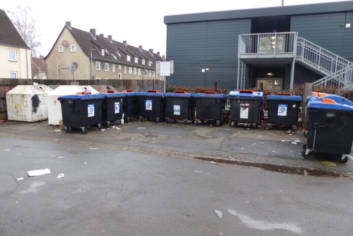 Papiercontainer bei der Wertstoffinsel