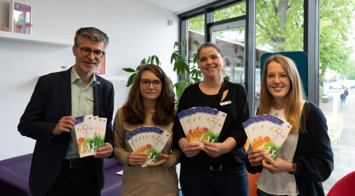 Bürgermeister Alexander Masthoff sowie Susann Glemnitz, Edda Apitz und Carolin Bollmeier vom Familienservicebüro präsentieren den Familienferienpass 2023. Foto: Stadt Seelze