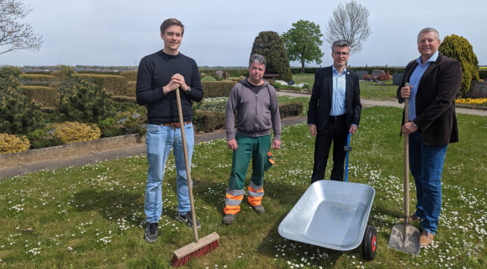 Schubkarrenstationen für Seelzer Friedhöfe: Stadtbaurat Dirk Perschel (v. rechts), Bürgermeister Alexander Masthoff, Betriebshof Mitarbeiter Michael Bertram und Stadtmitarbeiter Mischa Wittmar-Streich testen das neue Angebot auf dem Friedhof in Döteberg. Foto: Stadt Seelze
