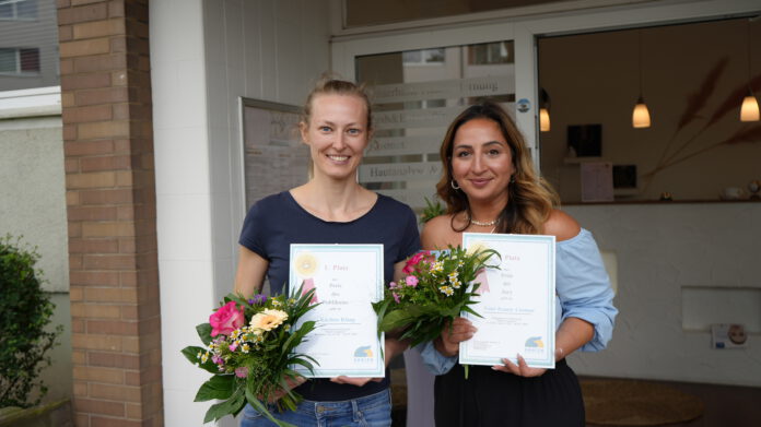 Gewinnerinnen des Schaufensterwettbewerbs Your beauty Cosmos und Küchen Klang gewinnen Schaufensterwettberb „Hallo Sommer!“ in Letter