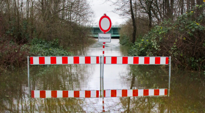 Pegelstand der Leine weiterhin auf hohem Niveau. Garbsener Landstraße L 390 zwischen Havelse und Seelze