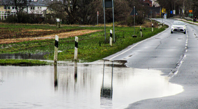 Leine-Hochwasser: Die Polizei warnt eindringlich davor, Hochwassersperrungen zu ignorieren