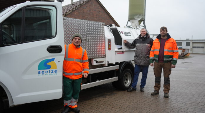 Elektrofahrzeug sammelt öffentlichen Müll - Betriebshof-Mitarbeiter Leonardo Scardicchio, Stadtbaurat Dirk Perschel und Christoph Partsch, stellvertretender Leiter des Betriebshofs, freuen sich über das neue Elektrofahrzeug mit elektrischer Müllpresse.