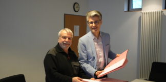 Der Vertrag ist unterzeichnet: Bürgermeister Alexander Masthoff (links) und der IGLVorsitzende Rolf Zikowsky begrüßen den Übergang der Betriebsführung für das Bürgerhaus Lohnde