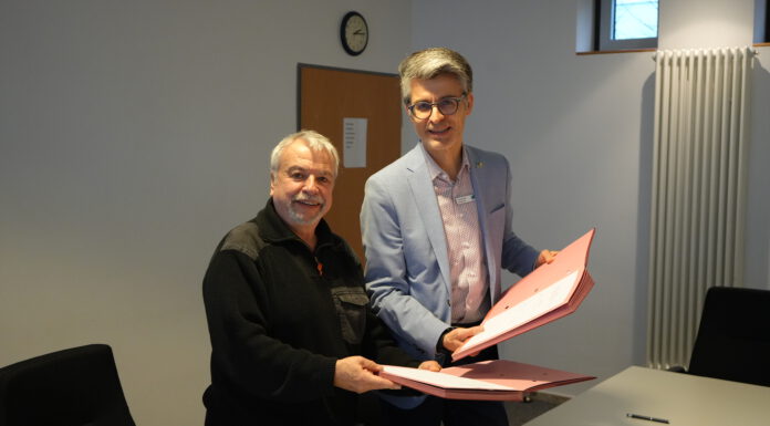 Der Vertrag ist unterzeichnet: Bürgermeister Alexander Masthoff (links) und der IGLVorsitzende Rolf Zikowsky begrüßen den Übergang der Betriebsführung für das Bürgerhaus Lohnde