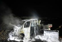 Feuerwehreinsatz bei Nacht: Pritschenwagen in Flammen – Verletzte Person gerettet