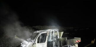 Feuerwehreinsatz bei Nacht: Pritschenwagen in Flammen – Verletzte Person gerettet