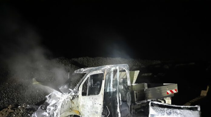 Feuerwehreinsatz bei Nacht: Pritschenwagen in Flammen – Verletzte Person gerettet