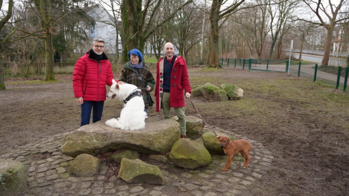 Neue Freilauffläche für Hunde komplettiert durch Beutelspender