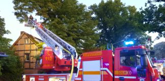 Die Ortsfeuerwehr im Einsatz: Drehleiter unterstützt bei Brandfällen in Altgarbsen und Luthe