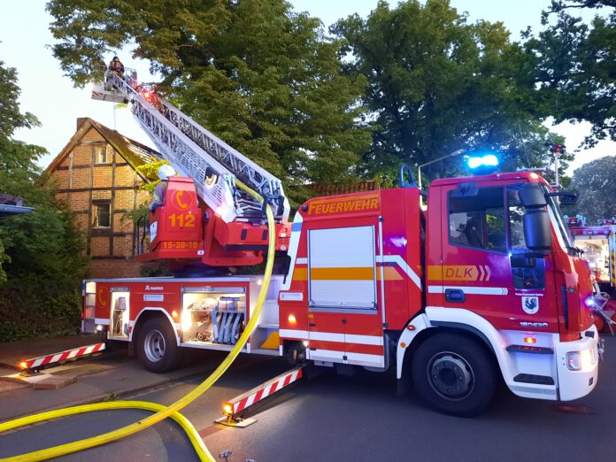 Die Ortsfeuerwehr im Einsatz: Drehleiter unterstützt bei Brandfällen in Altgarbsen und Luthe