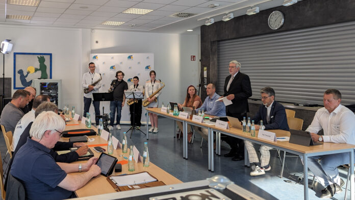 75 Jahre Grundgesetz: Die Mitglieder des Rates und der Verwaltungsleitung der Stadt Seelze würdigen dieses Jubiläum direkt vor der jüngsten Ratssitzung in einem kleinen Festakt. 75 Jahre Grundgesetz - Der Rat der Stadt Seelze würdigt unsere Verfassung