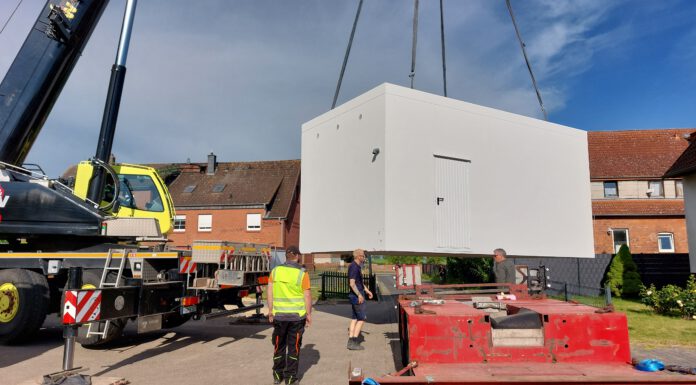 Feuerwehr Kirchwehren erhält eine neue Fertiggarage - Sie beherbergt nun das Mannschaftstransportfahrzeug