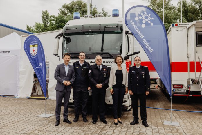 Verabschiedung und Auszeichnung: Regionspräsident Steffen Krach (von links) und der stellvertretende THW-Landesbeauftragte Michael Matrian danken dem bisherigen TEL-Leiter Alfred Blume gemeinsam mit Regionsrätin Christine Karasch und Benjamin Moß, neuer Leiter der TEL, für seine herausragenden Verdienste. Katastrophenschutz: Region Hannover verabschiedet Alfred Blume aus der Technischen Einsatzleitung