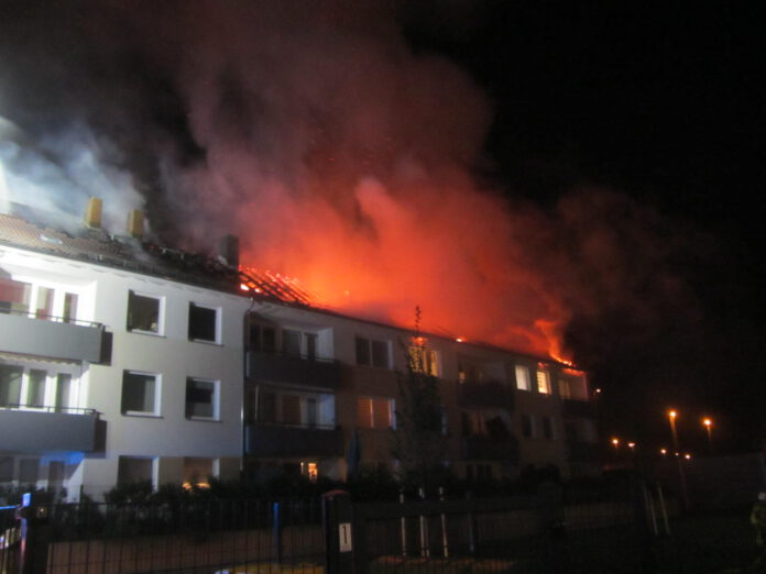 Großbrand: Dächer von zwei Mehrfamilienhäusern in der Straße Im Distelwinkel zerstört