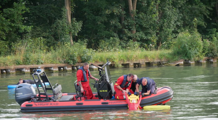 Wasserrettung auf dem Mittellandkanal - Einsatzübung von Ortsfeuerwehr Seelze, DLRG Ortsgruppe Seelze e.V. und die Ortsfeuerwehr Lohnde
