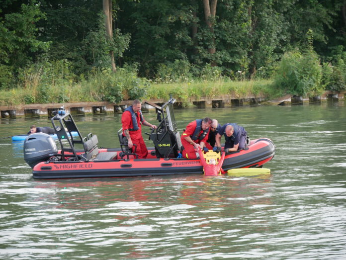 Wasserrettung auf dem Mittellandkanal - Einsatzübung von Ortsfeuerwehr Seelze, DLRG Ortsgruppe Seelze e.V. und die Ortsfeuerwehr Lohnde