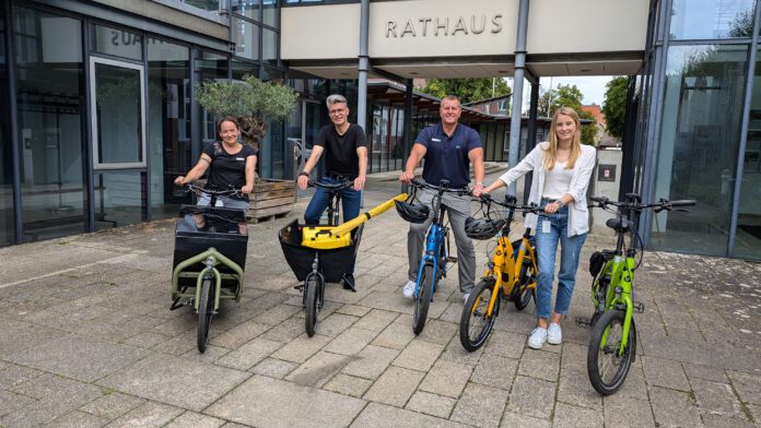 CO2-neutrale Dienstfahrten: Baumkontrolleurin Katja Porr (von links), Stadtbaurat Dirk Perschel, Bürgermeister Alexander Masthoff und Stadtradeln-Koordinatorin Anika Neuffer präsentieren die Fahrradflotte der Stadt Seelze. Die Stadt Seelze setzt auf E-Bikes: Emissionen bei Dienstfahrten reduzieren