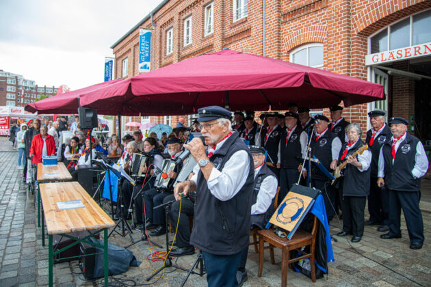 Der Herrenchor im Einsatz bei der Schiffergilde Bremerhaven