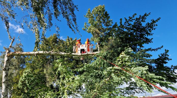 Drehleiter der Ortsfeuerwehr Seelze 2* im Sturmeinsatz