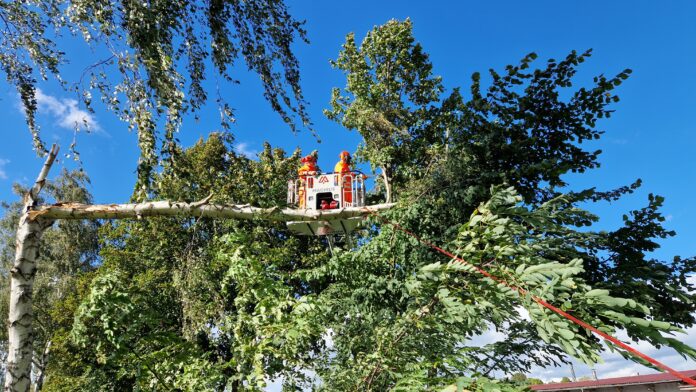 Drehleiter der Ortsfeuerwehr Seelze 2* im Sturmeinsatz