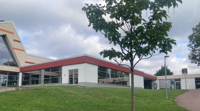 Aktion für Mädchen und junge Frauen - Team Jugend bietet Ausflug zur Pool-Pizza-Party an