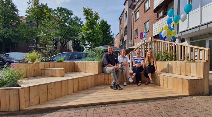 Nun ist es da: Das Parklet als neuer Treffpunkt