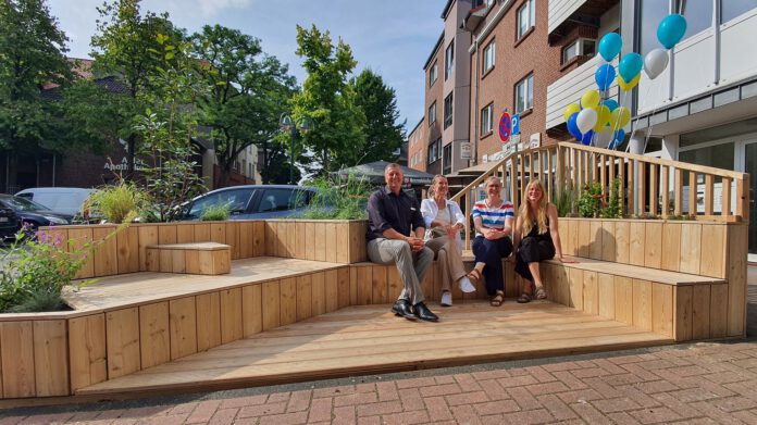 Nun ist es da: Das Parklet als neuer Treffpunkt