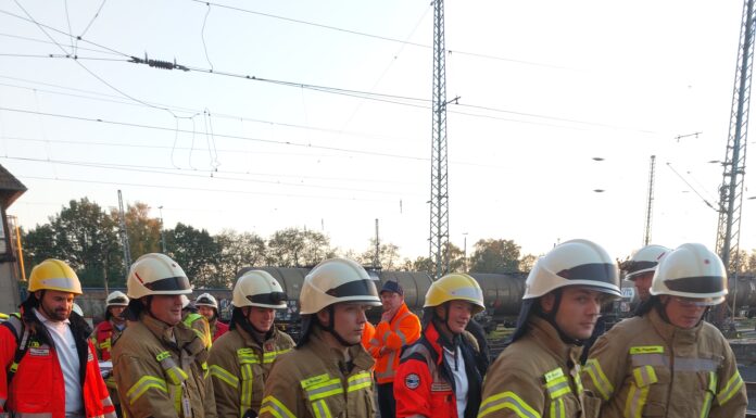 Einsatzübung der Feuerwehren Seelze und Letter, des ASB und der Polizei auf Geländer der Deutschen Bahn AG