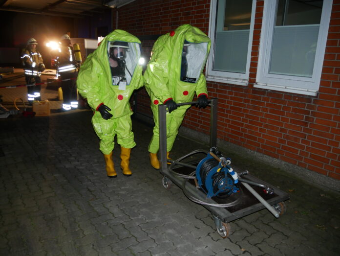 Übung unter realistischen Bedingungen: Feuerwehr Seelze trainiert Gefahrgut-Einsatz im Industriebetrieb