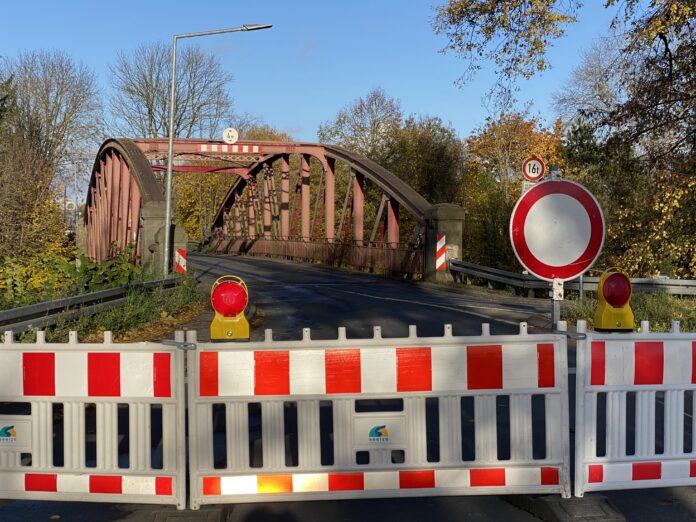 Die Kanalbrücke an der Göxer Landstraße bleibt voraussichtlich 3 Wochen gesperrt - Unfallschaden und weitere Mängel müssen erst behoben werden