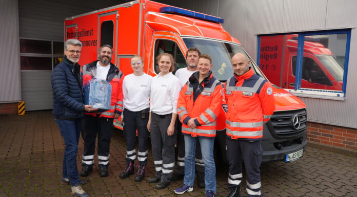 Bürgermeister Alexander Masthoff dankt den Einsatzkräften der Polizei und des ASB mit Weihnachtsgeschenken