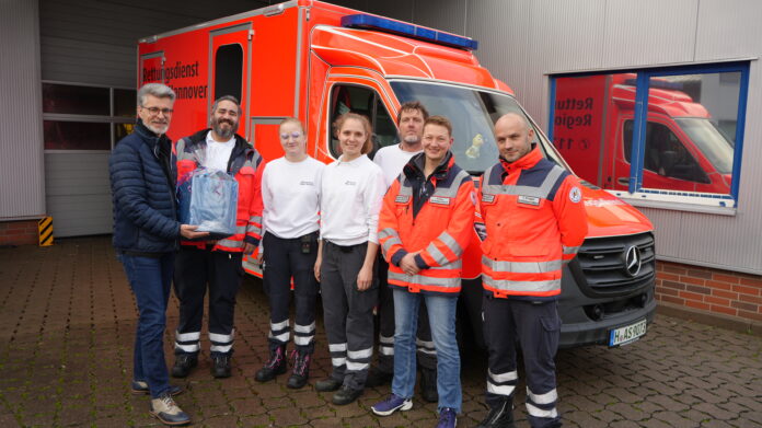 Bürgermeister Alexander Masthoff dankt den Einsatzkräften der Polizei und des ASB mit Weihnachtsgeschenken