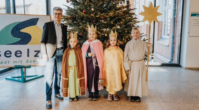 Besuch der Sternsinger - 24 Kinder und Jugendliche sammeln Spenden und werben für Kinderrechte