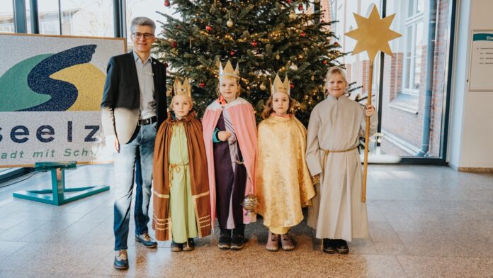 Besuch der Sternsinger - 24 Kinder und Jugendliche sammeln Spenden und werben für Kinderrechte