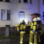 Ein Matratzenbrand in einem Mehrfamilienhaus in Seelze führte zu einem schnellen Einsatz der Feuerwehr und Rettungsdienst