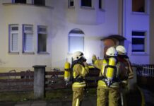 Ein Matratzenbrand in einem Mehrfamilienhaus in Seelze führte zu einem schnellen Einsatz der Feuerwehr und Rettungsdienst