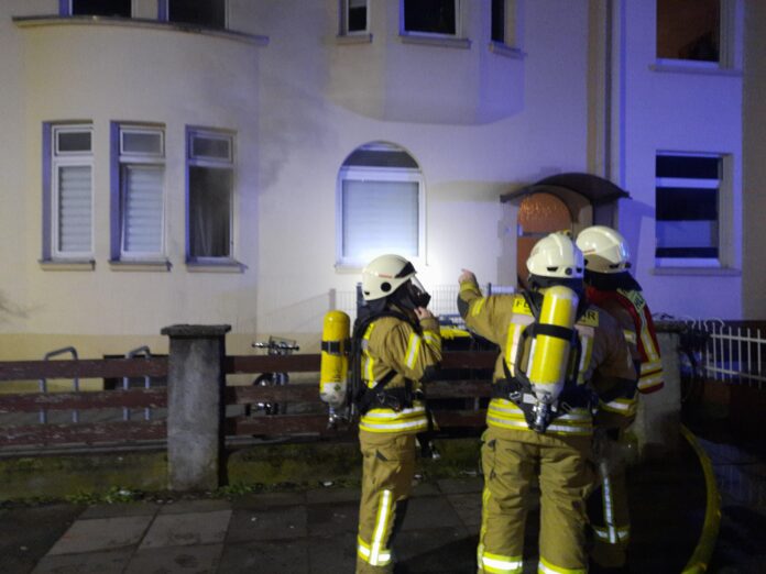 Ein Matratzenbrand in einem Mehrfamilienhaus in Seelze führte zu einem schnellen Einsatz der Feuerwehr und Rettungsdienst