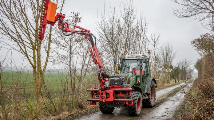 Im Stadtgebiet von Seele erfolgen Rückschnitte an Feldwegen, um die Zugänglichkeit für Landmaschinen zu gewährleisten