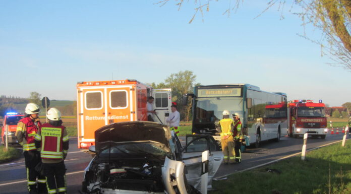Bei einem Verkehrsunfall mit vier Verletzten auf der Landesstraße 390 in Seelze waren ein Linienbus und ein PKW beteiligt